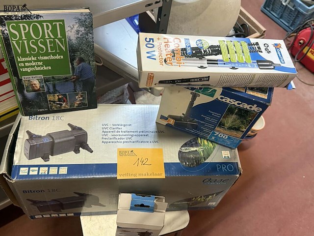 Lot 142 - lot vijver en visgerelateerde artikelen: boek en filterappar - afbeelding 1 van  4