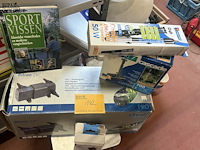Lot 142 - lot vijver en visgerelateerde artikelen: boek en filterappar - afbeelding 1 van  4