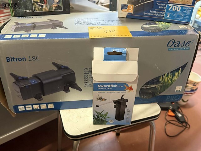 Lot 142 - lot vijver en visgerelateerde artikelen: boek en filterappar - afbeelding 2 van  4