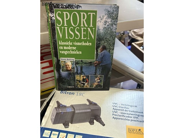 Lot 142 - lot vijver en visgerelateerde artikelen: boek en filterappar - afbeelding 3 van  4