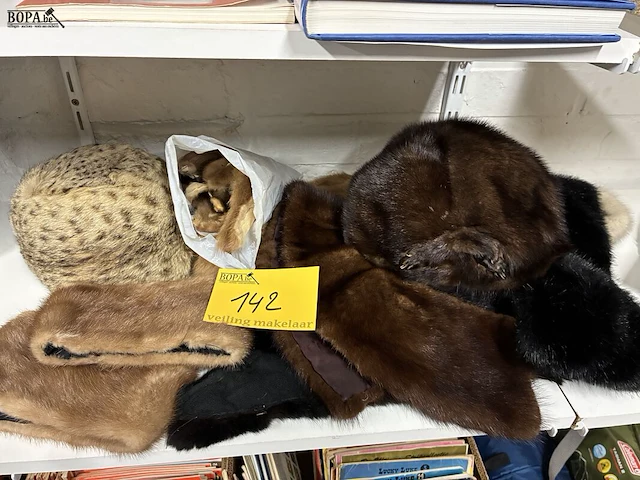 Lot 142 - lot vintage bontsjalen en hoofddeksels - afbeelding 1 van  5
