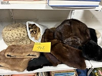 Lot 142 - lot vintage bontsjalen en hoofddeksels