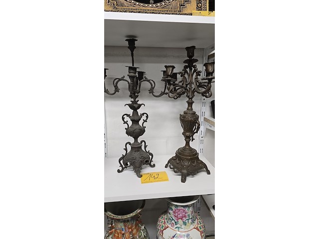 Lot 142 - metalen kandelaars 2 stuks - afbeelding 1 van  3