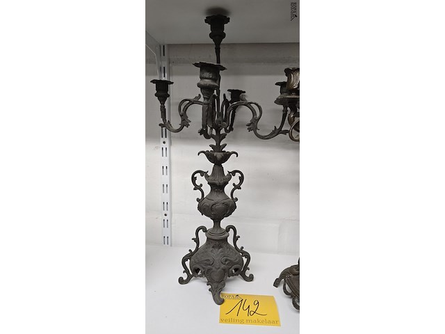 Lot 142 - metalen kandelaars 2 stuks - afbeelding 2 van  3