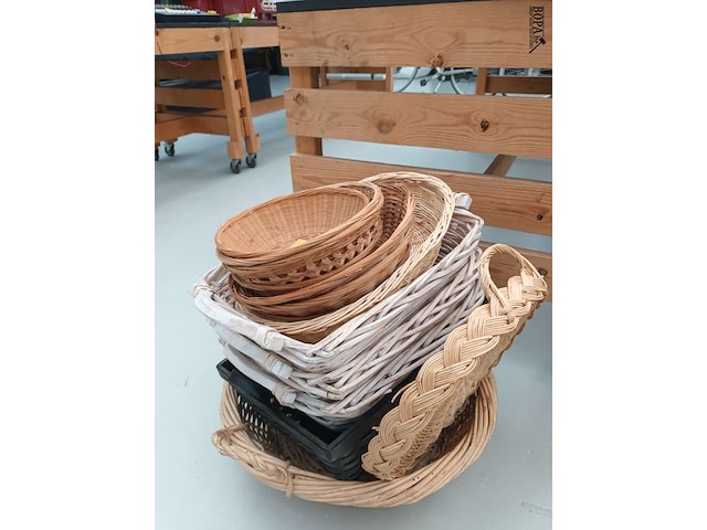 Lot 142 - rieten mandjes. 14 stuks - afbeelding 3 van  4