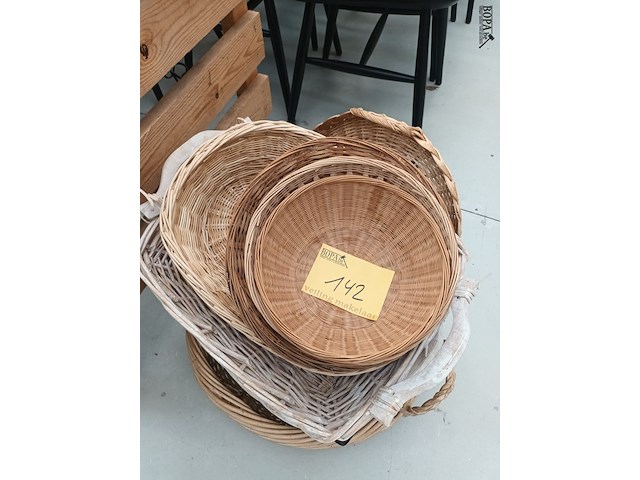 Lot 142 - rieten mandjes. 14 stuks - afbeelding 4 van  4
