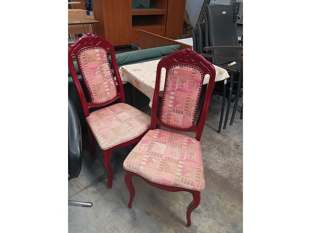 Lot 142 - rode houten eetkamerstoel. 2 stuks - afbeelding 1 van  3