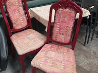 Lot 142 - rode houten eetkamerstoel. 2 stuks - afbeelding 1 van  3