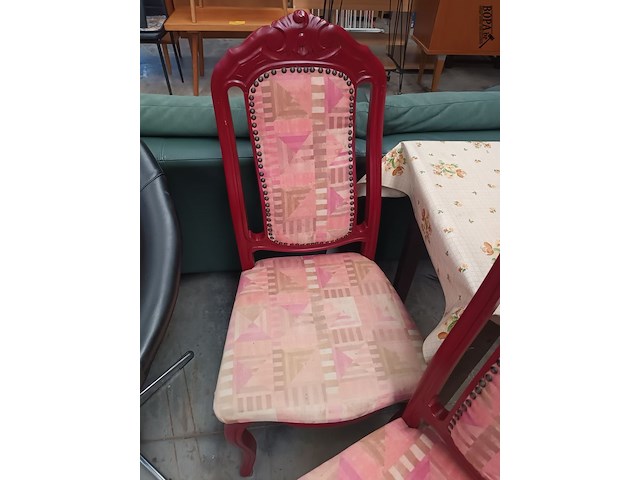 Lot 142 - rode houten eetkamerstoel. 2 stuks - afbeelding 2 van  3