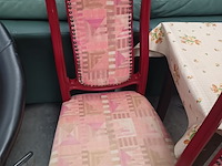 Lot 142 - rode houten eetkamerstoel. 2 stuks - afbeelding 2 van  3