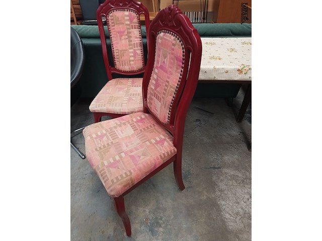 Lot 142 - rode houten eetkamerstoel. 2 stuks - afbeelding 3 van  3