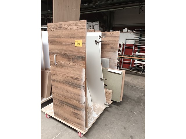 Lot 142 - transportkar met inhoud - afbeelding 1 van  3