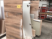 Lot 142 - transportkar met inhoud