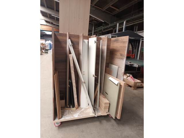 Lot 142 - transportkar met inhoud - afbeelding 3 van  3