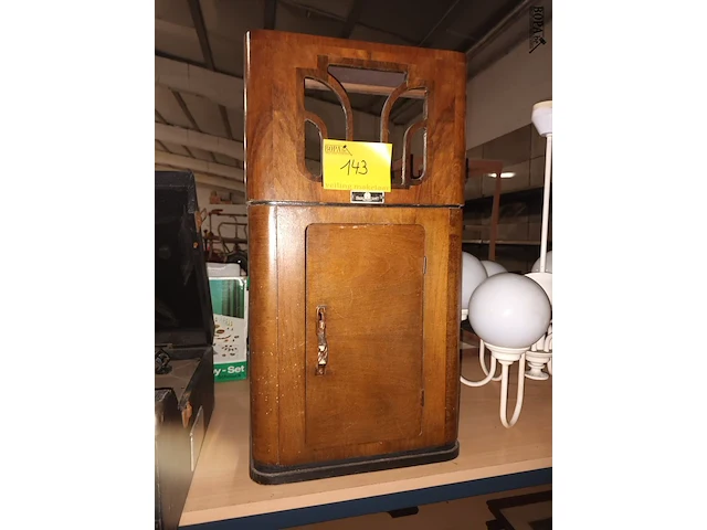 Lot 143 - antiek kastje en leeg radiokastje - afbeelding 1 van  3