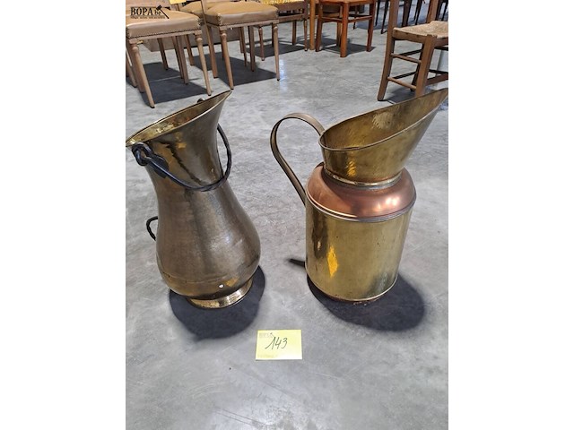 Lot 143 - duo antieken koperen kannen/paraplubakken - afbeelding 1 van  3