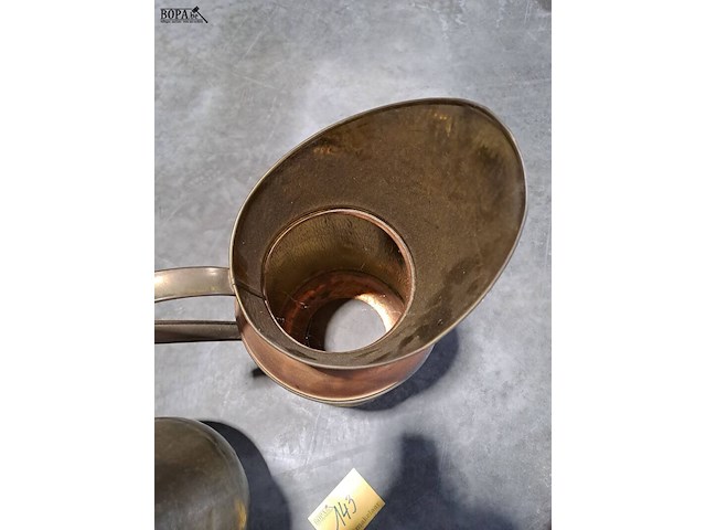 Lot 143 - duo antieken koperen kannen/paraplubakken - afbeelding 2 van  3