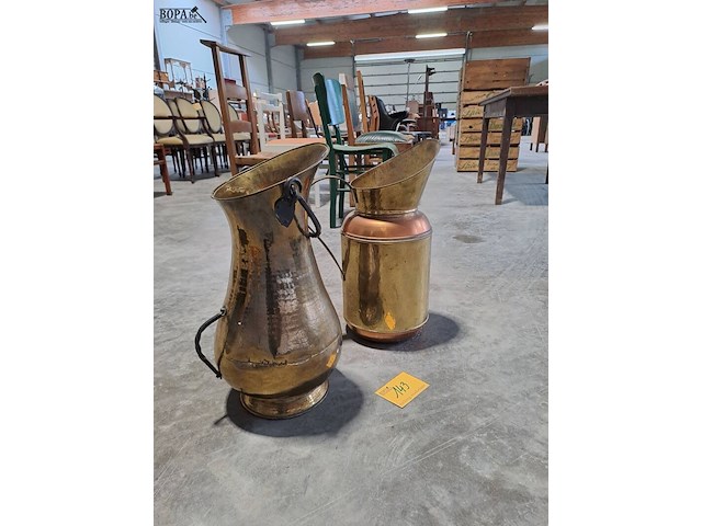 Lot 143 - duo antieken koperen kannen/paraplubakken - afbeelding 3 van  3