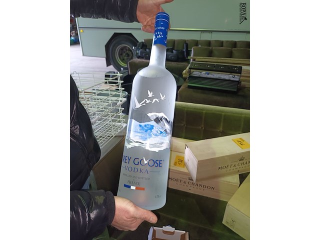 Lot 143 - fles grey goose vodka van 4,5 liter - afbeelding 1 van  5