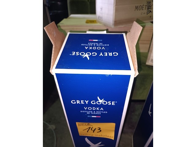 Lot 143 - fles grey goose vodka van 4,5 liter - afbeelding 2 van  5