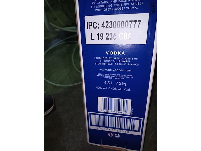 Lot 143 - fles grey goose vodka van 4,5 liter - afbeelding 4 van  5