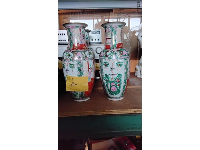 Lot 143 - koppel chinese vazen gestempeld - afbeelding 1 van  2