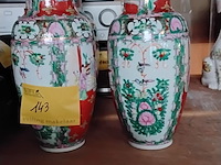 Lot 143 - koppel chinese vazen gestempeld - afbeelding 1 van  2
