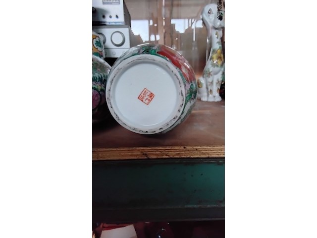 Lot 143 - koppel chinese vazen gestempeld - afbeelding 2 van  2