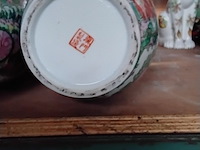 Lot 143 - koppel chinese vazen gestempeld - afbeelding 2 van  2