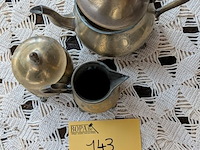 Lot 143 - lot koperen thee servies - afbeelding 2 van  3