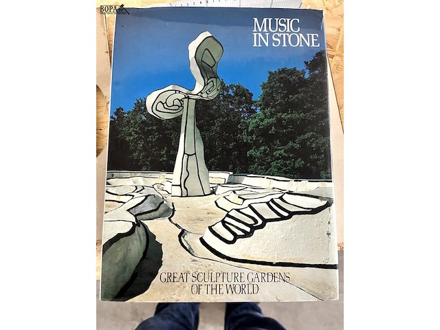 Lot 143 - music in stone ..great sculpture gardens of the world - afbeelding 1 van  7