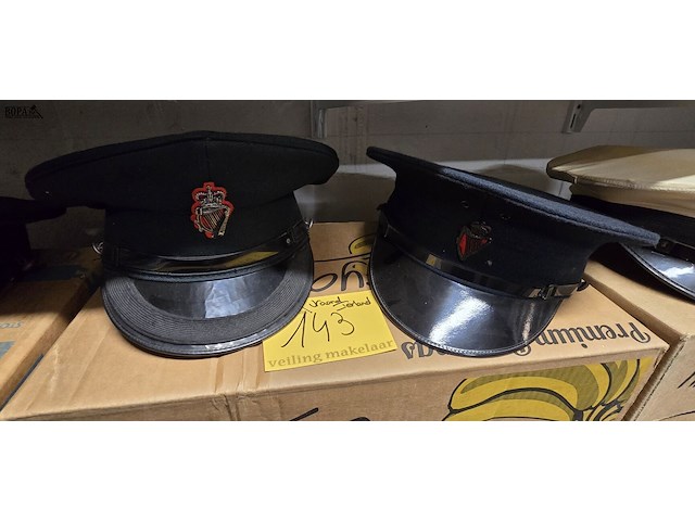 Lot 143 - noord ierland 2 kepies - afbeelding 1 van  4