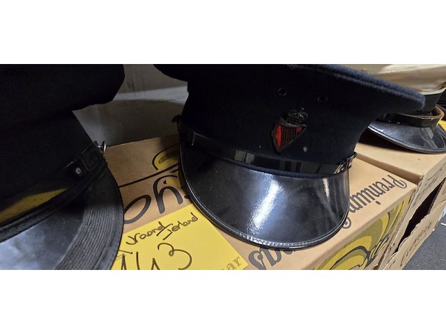 Lot 143 - noord ierland 2 kepies - afbeelding 3 van  4