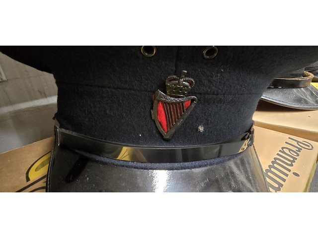 Lot 143 - noord ierland 2 kepies - afbeelding 4 van  4