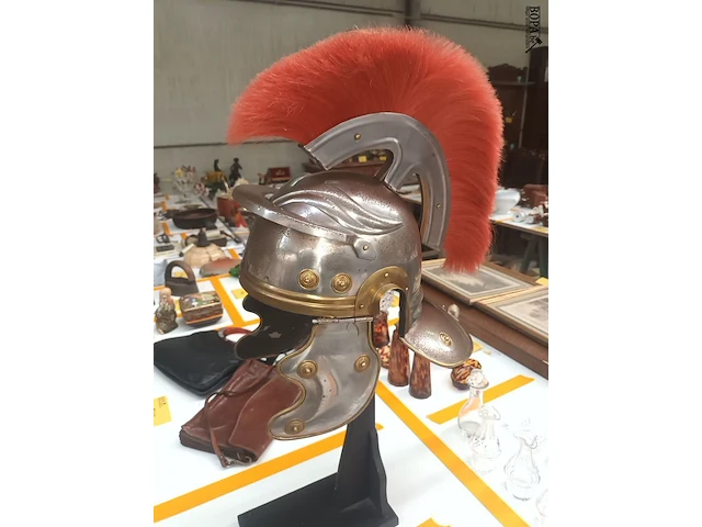 Lot 143 - romeinse centurion helm op voet - afbeelding 1 van  7