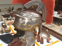 Lot 143 - romeinse centurion helm op voet