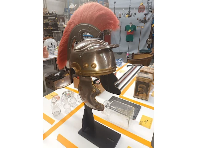 Lot 143 - romeinse centurion helm op voet - afbeelding 2 van  7