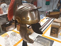 Lot 143 - romeinse centurion helm op voet - afbeelding 2 van  7