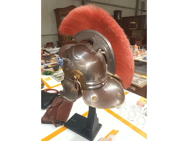 Lot 143 - romeinse centurion helm op voet - afbeelding 3 van  7