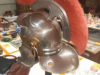 Lot 143 - romeinse centurion helm op voet - afbeelding 3 van  7