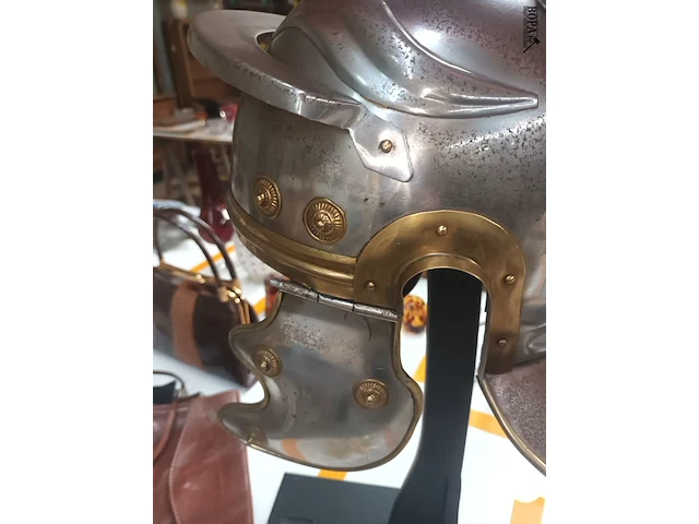 Lot 143 - romeinse centurion helm op voet - afbeelding 4 van  7