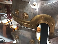 Lot 143 - romeinse centurion helm op voet - afbeelding 4 van  7