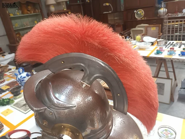 Lot 143 - romeinse centurion helm op voet - afbeelding 5 van  7