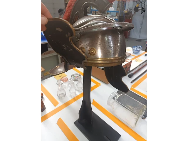 Lot 143 - romeinse centurion helm op voet - afbeelding 6 van  7