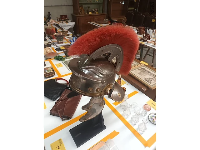 Lot 143 - romeinse centurion helm op voet - afbeelding 7 van  7
