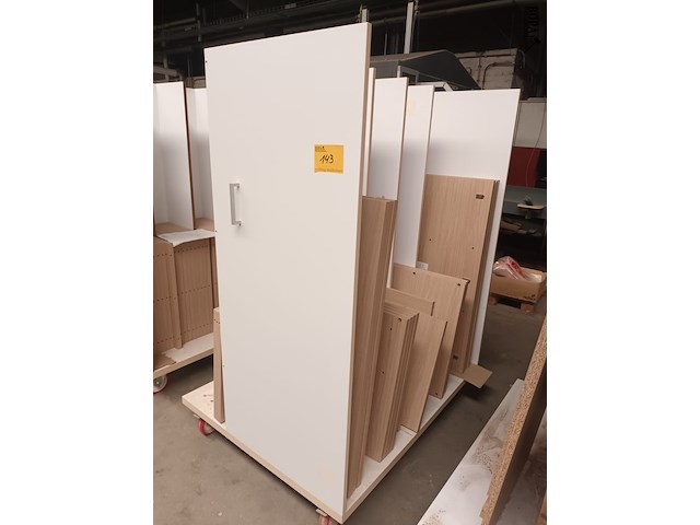 Lot 143 - transportkar met inhoud - afbeelding 1 van  3