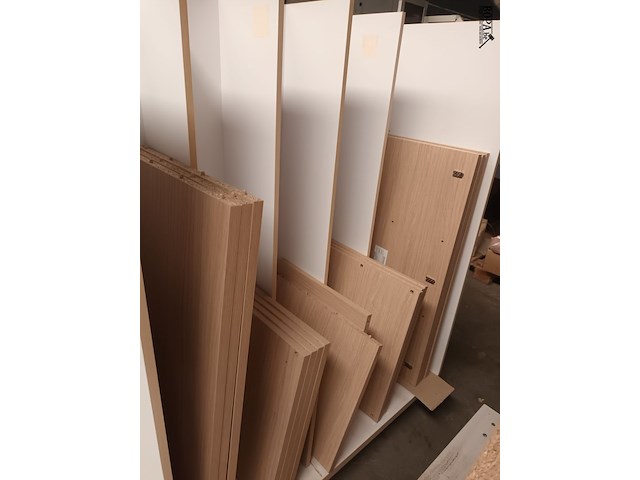 Lot 143 - transportkar met inhoud - afbeelding 2 van  3