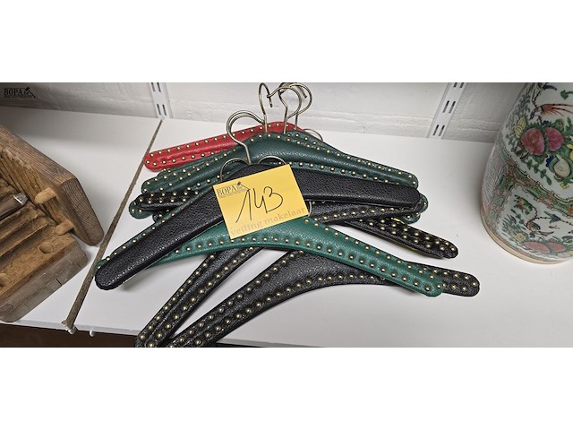 Lot 143 - vintage lederen kapstokken ong 12 stuks - afbeelding 1 van  3