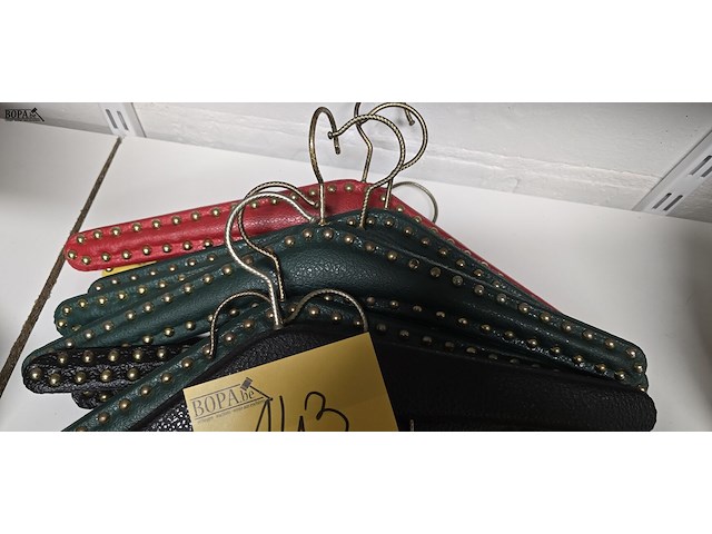 Lot 143 - vintage lederen kapstokken ong 12 stuks - afbeelding 2 van  3