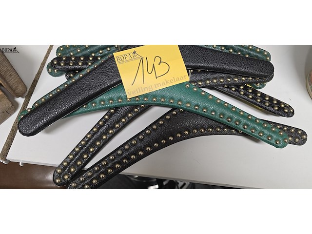 Lot 143 - vintage lederen kapstokken ong 12 stuks - afbeelding 3 van  3